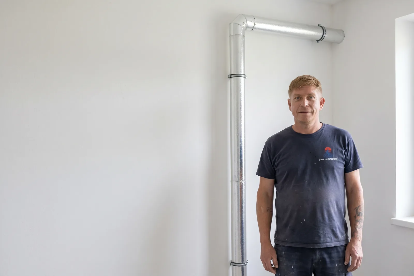 Installateur von B&W Haustechnik bei der Arbeit an einer Anlage in Enns