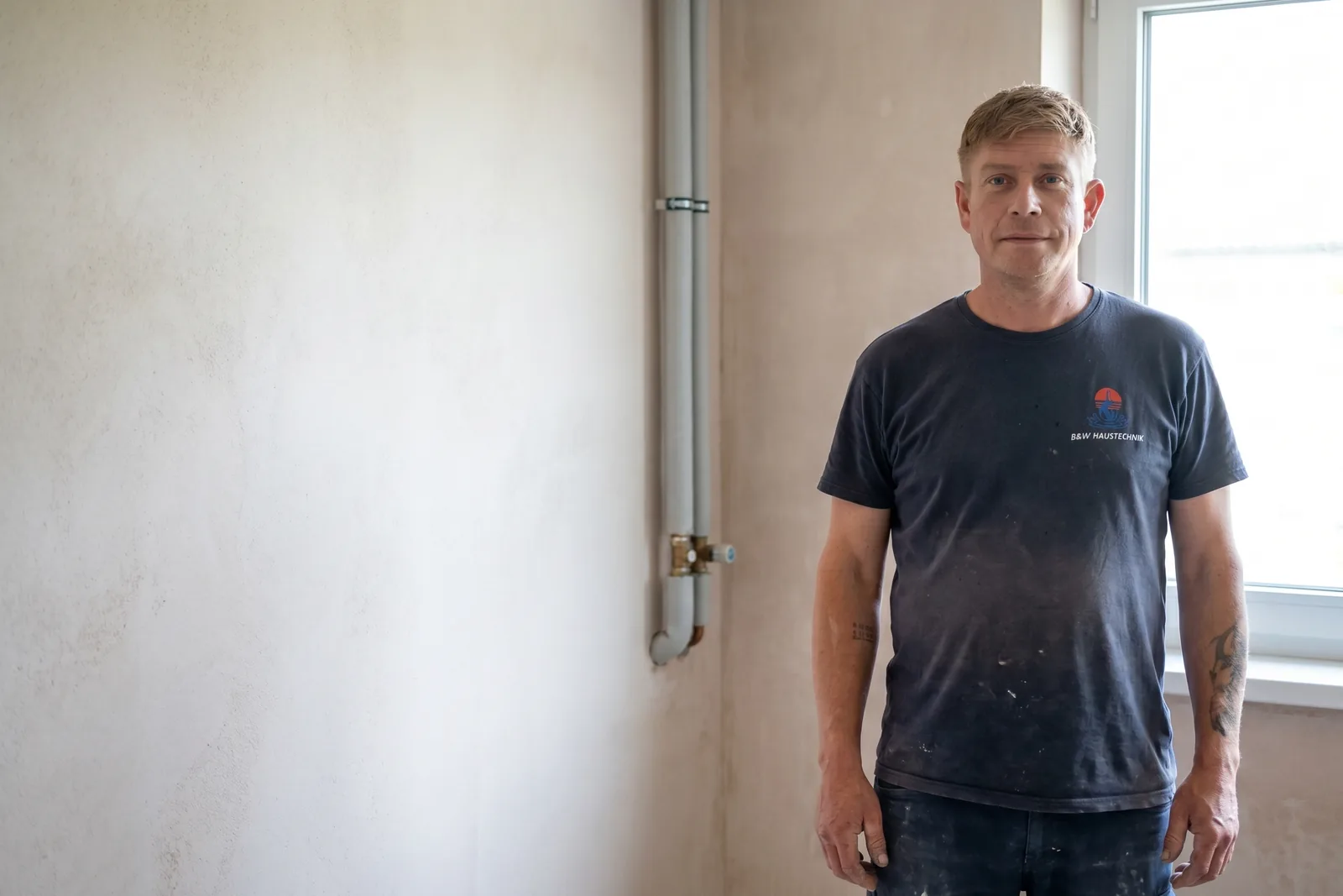 Installateur von B&W Haustechnik bei der Arbeit an einer Anlage in Leonding