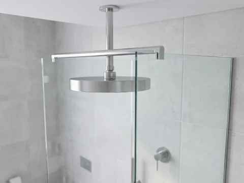 Moderne Dusche mit Regenbrause
