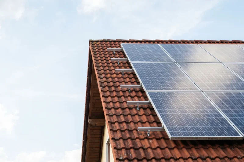 Photovoltaik-Module auf dem Ziegeldach eines Einfamilienhauses